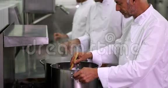 厨师长在炉子上搅拌大锅视频的预览图