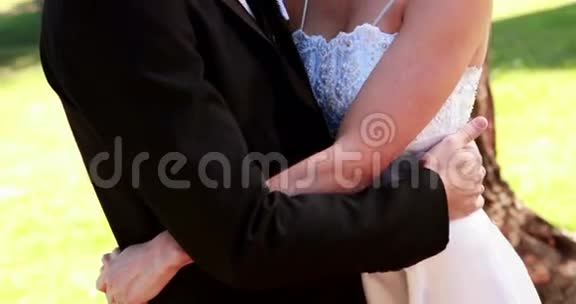 新婚快乐拥抱镜头微笑视频的预览图