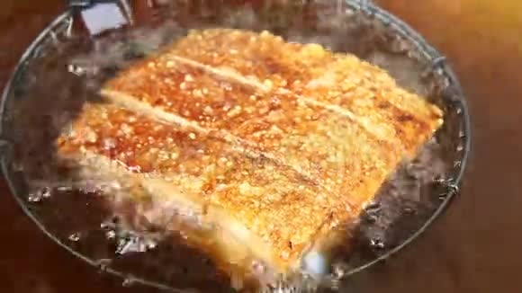 炸猪肉做脆猪肉泰国菜视频的预览图