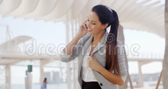 女性在高关键环境下使用手机视频的预览图