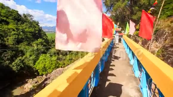 摄像机沿着黄蓝桥移动塔旗移动视频的预览图