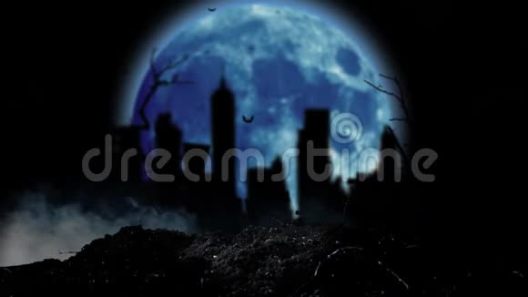 明亮的月亮闪闪发光多层房屋和树木的轮廓可见吸烟背景视频的预览图