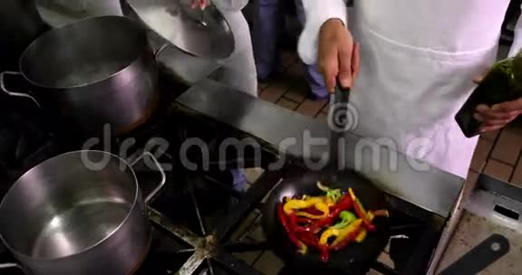 厨师煎蔬菜加入橄榄油视频的预览图