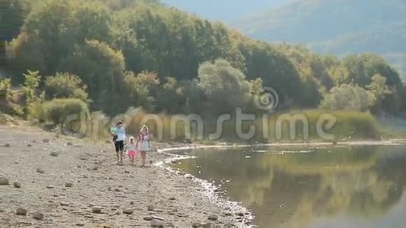 幸福的家庭两个小女儿散步视频的预览图