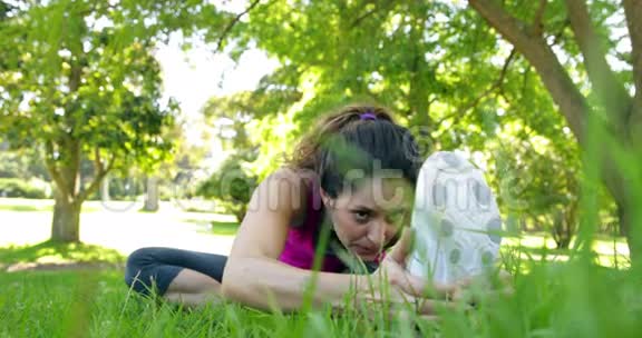 女人在公园慢跑前伸伸腿视频的预览图