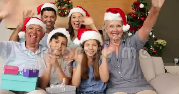 圣诞快乐的大家庭在镜头前挥手视频的预览图