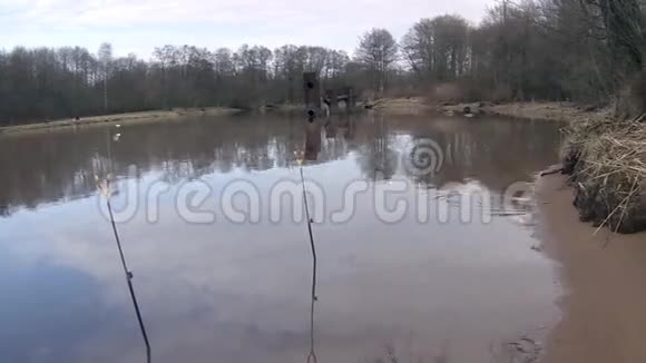 春天在河上钓鱼视频的预览图