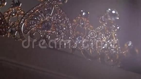 豪华珠宝店的婚礼皇冠形象视频的预览图