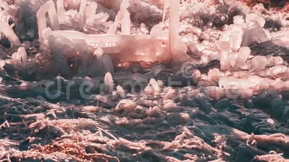 不寻常的玫瑰石英色冰视频的预览图