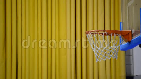 篮球篮筐中的铅球失败视频的预览图