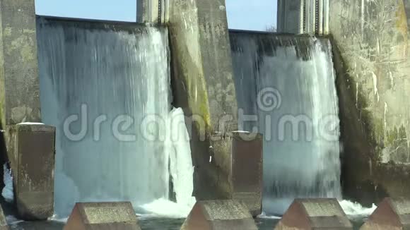 莫拉瓦河上的堰水力发电站冬季冻水冰和冰柱雪欧洲视频的预览图