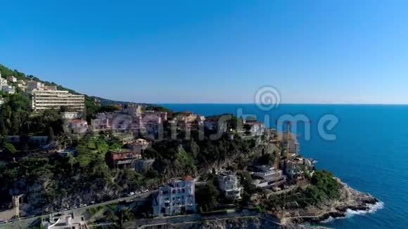 尼斯附近的地中海村庄在绿色的山丘上阳光明媚屋顶和下面狭窄的街道山区视频的预览图