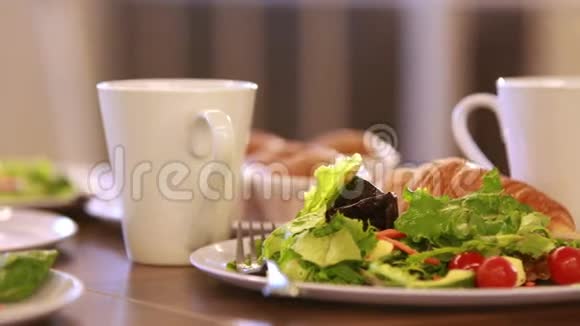 咖啡休息时间食物及饮品概览视频的预览图