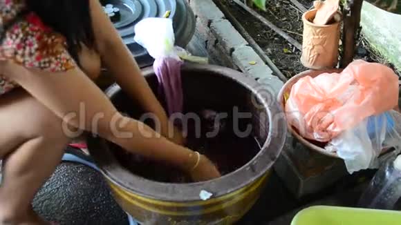 泰国妇女将蜡染染成红色和粉红色视频的预览图