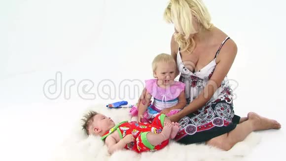 幸福的母亲和两个小孩子视频的预览图