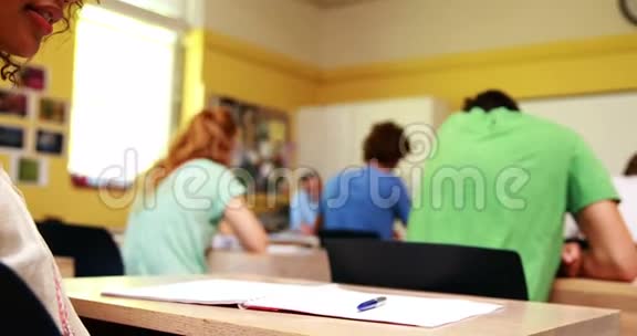 学生在桌子下面用橡皮筋发短信视频的预览图