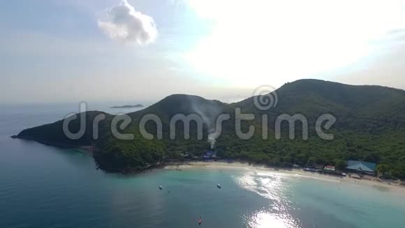 泰国安达曼海的岩石岛屿景观西米兰群岛和安达曼海热带海滩的鸟瞰图视频的预览图
