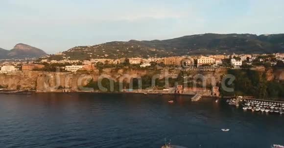 意大利度假胜地的大海海滩空中视频的预览图