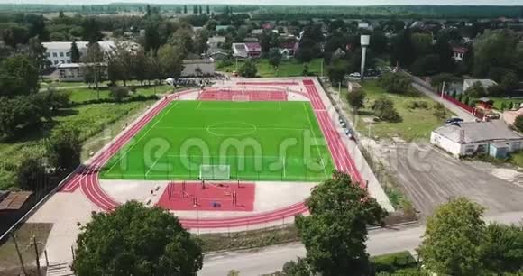空的运动场从鸟瞰打大网球篮球足球足球的运动场视频的预览图