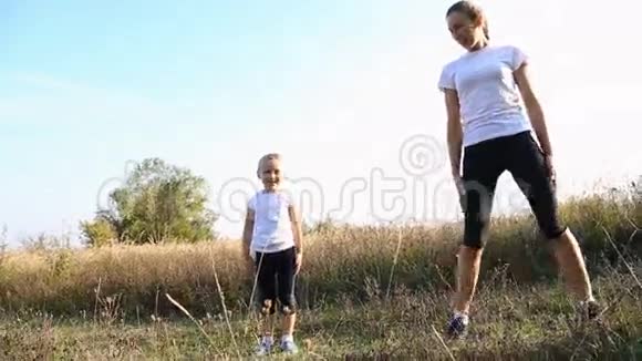 妈妈和女儿都在健身视频的预览图