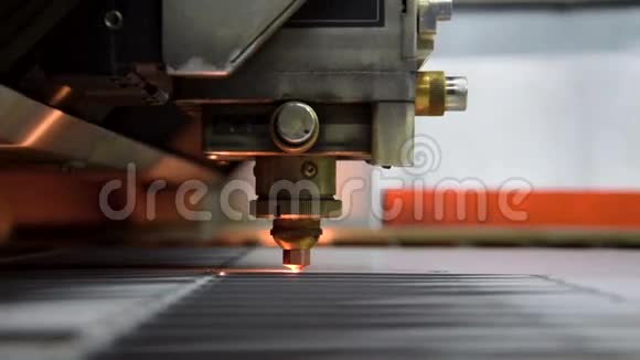 工业机器人激光切割机切割金属零件视频的预览图