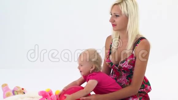 妈妈和她的宝贝玩粉色气球视频的预览图