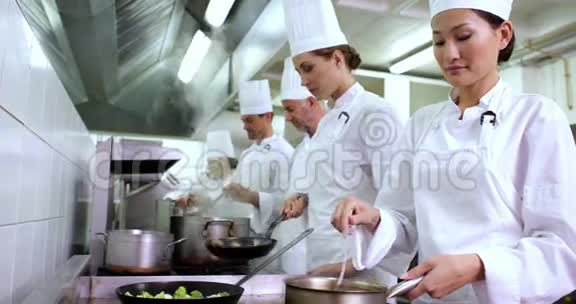 厨师对着镜头微笑搅拌酱汁视频的预览图
