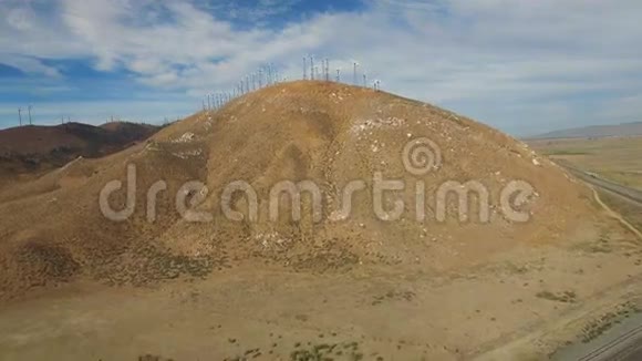沙漠景观和风力的空中视频视频的预览图