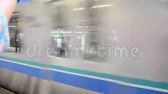 从尼波里车站接人的火车视频的预览图