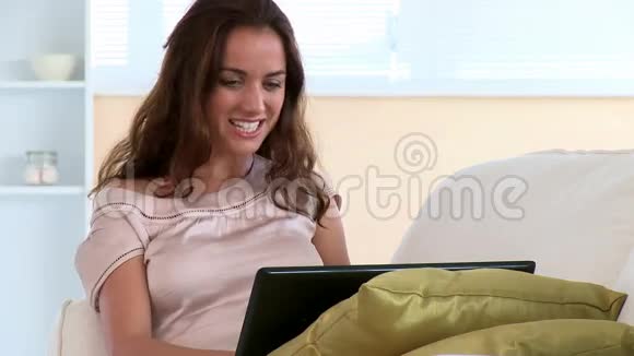 年轻女子用电脑和朋友讨论视频的预览图