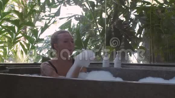洗澡浴缸里的女人视频的预览图