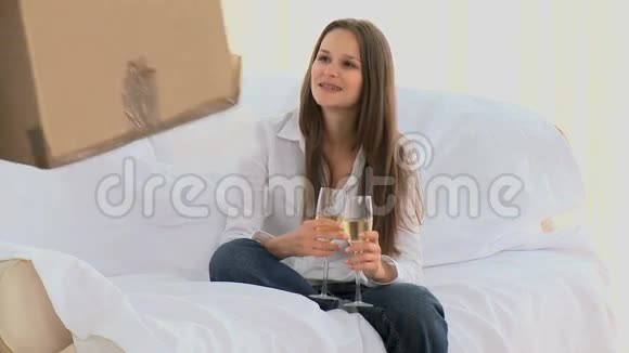 男人和妻子坐在沙发上喝酒视频的预览图