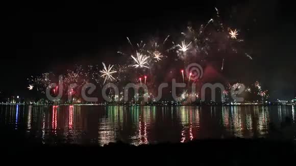 在阿布扎比作为阿联酋国庆庆祝活动的一部分壮观的烟花照亮了天空视频的预览图