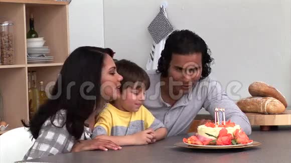 笑着和父母一起庆祝生日的孩子视频的预览图