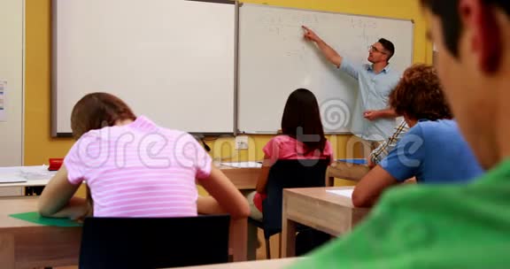 讲师在课堂上讲话回答问题视频的预览图