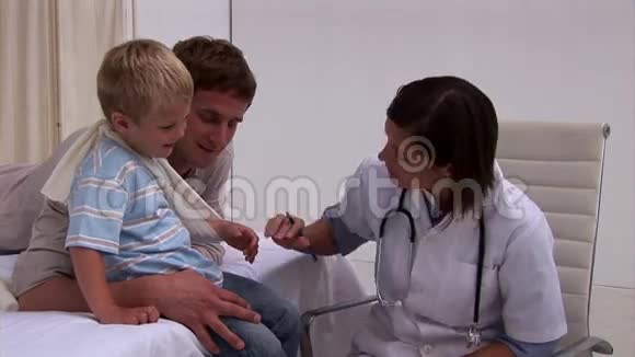 助理医生检查小男孩手臂视频的预览图
