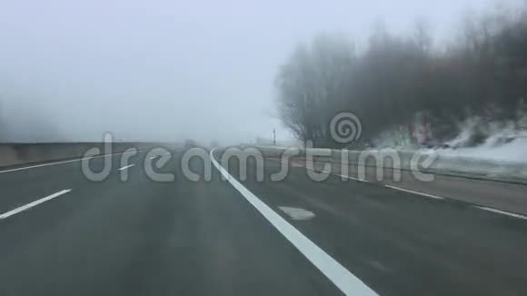 在雾夜驾车驶入高速公路POV观景点视频的预览图