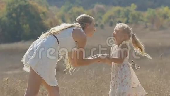 妈妈和她的小女儿接吻拥抱和欢笑视频的预览图
