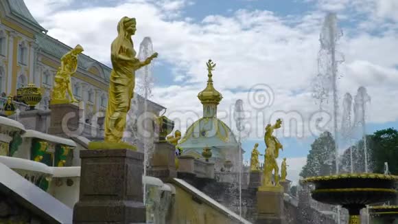 大瀑布著名的彼得戈喷泉在圣彼得堡俄罗斯视频的预览图