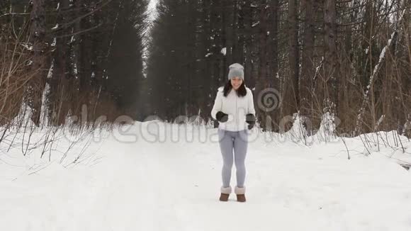 女人在树林里跑来跑去视频的预览图