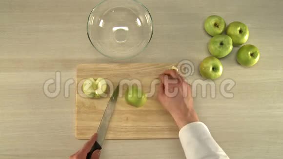 切苹果进行烘烤视频的预览图