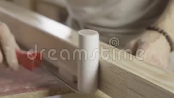 木工用油漆辊染清漆长木工板治疗过程视频的预览图