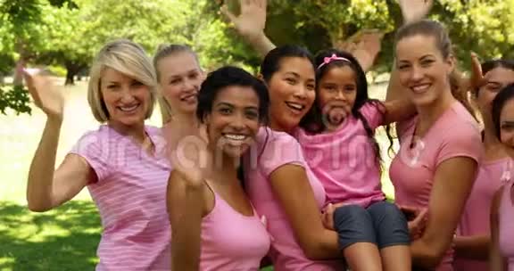 公园里穿着粉色衣服的快乐女人在对着镜头挥手视频的预览图