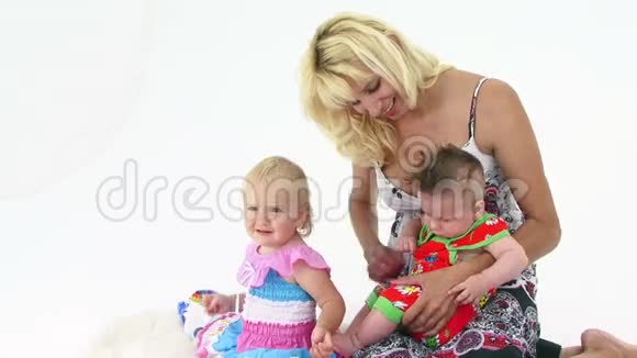 快乐妈妈玩两个小孩视频的预览图