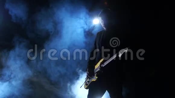 低音吉他在烟雾弥漫的工作室里扮演职业音乐家视频的预览图