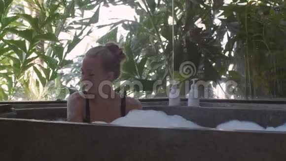 洗澡浴缸里的女人视频的预览图