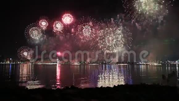 在阿布扎比作为阿联酋国庆庆祝活动的一部分壮观的烟花照亮了天空视频的预览图