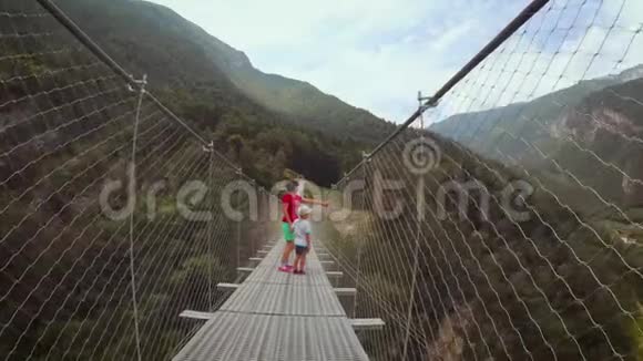山上吊桥上的人在接吻视频的预览图