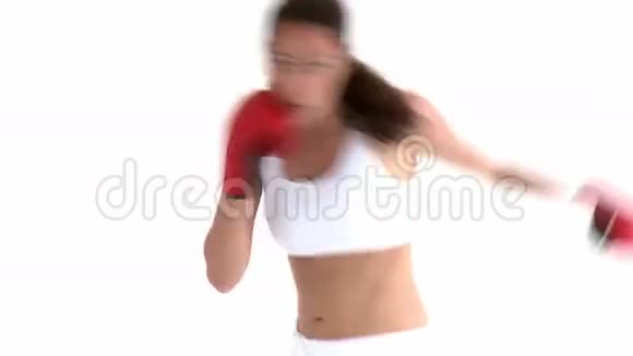 坚定的西班牙裔女人戴着拳击手套视频的预览图