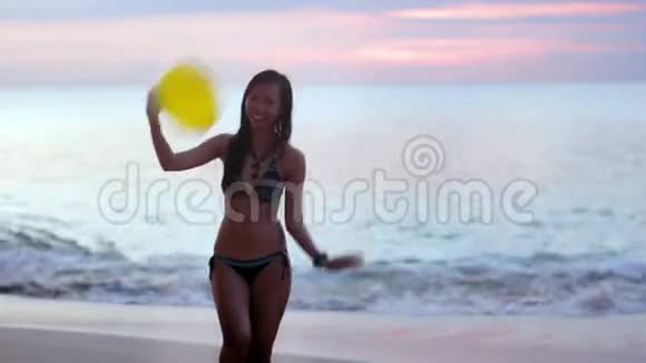 有魅力的淘气女孩在海滩上玩气球视频的预览图